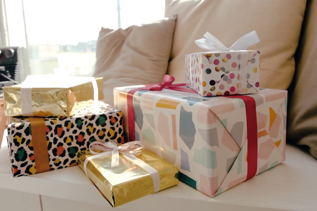 prikaz nekoliko poklona na krevetu lepo upakovanih